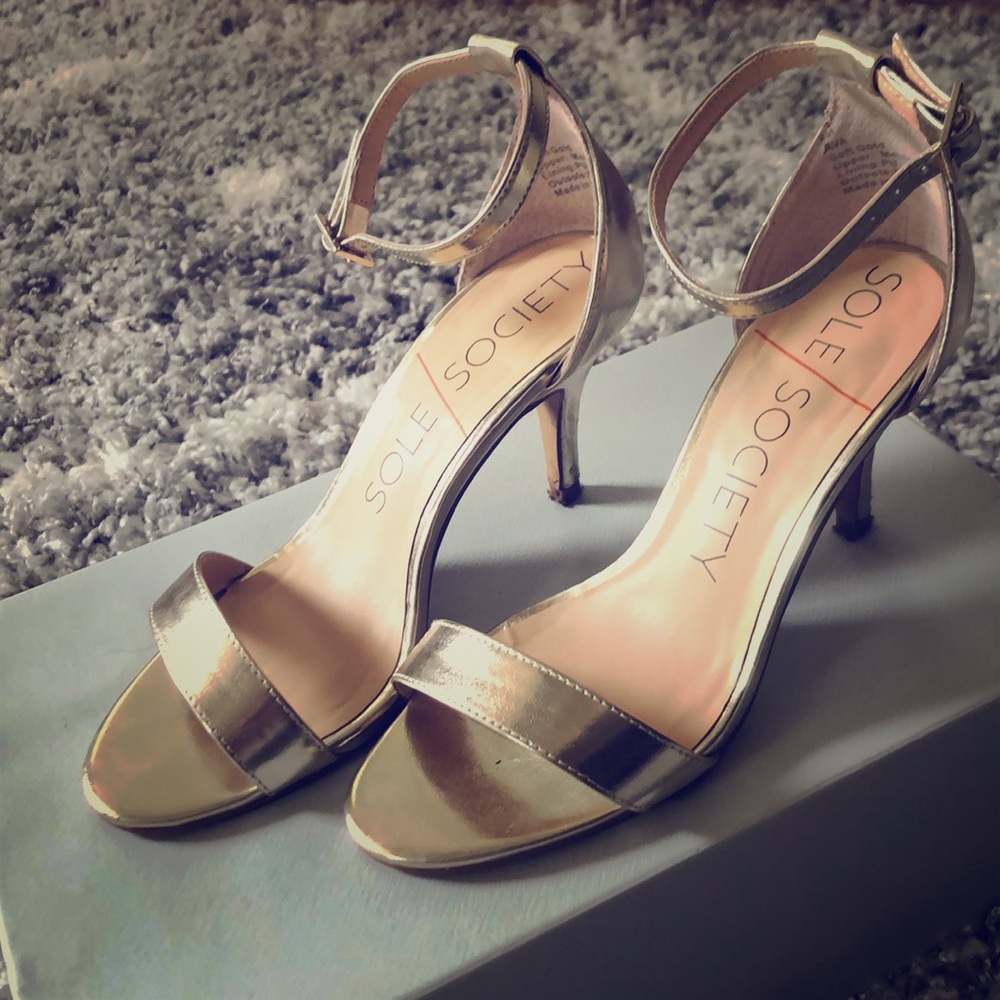 Sole Society AVA soft gold Size 5